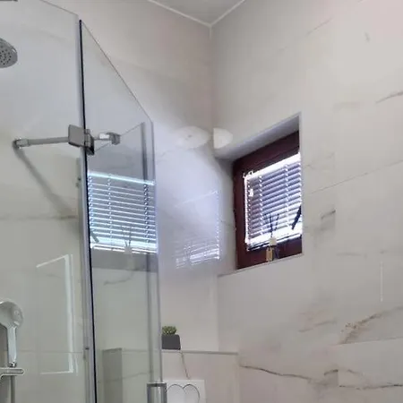 Lug 2, New And Comfortable With Pool Holiday home *